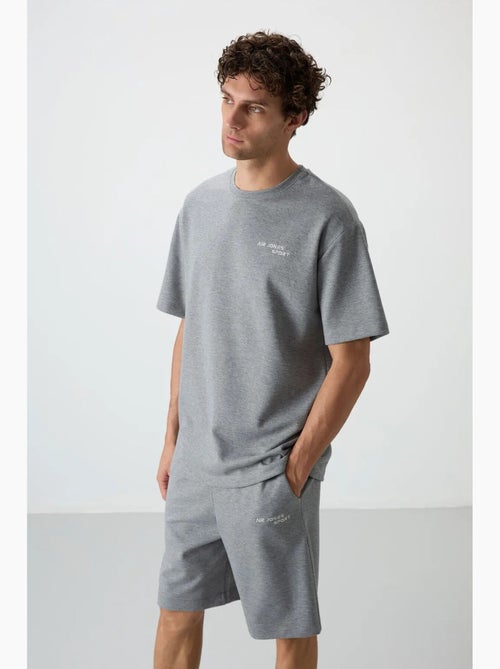 Conjunto de t-shirt oversized de manga curta e calções tommy - Kiabi Conjunto de t-shirt oversized de manga curta e calções tommy - Kiabi