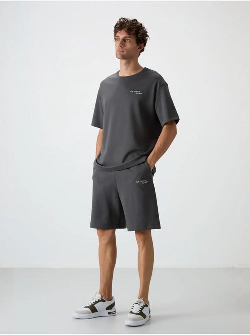 Conjunto de t-shirt oversized de manga curta e calções tommy - Kiabi Conjunto de t-shirt oversized de manga curta e calções tommy - Kiabi