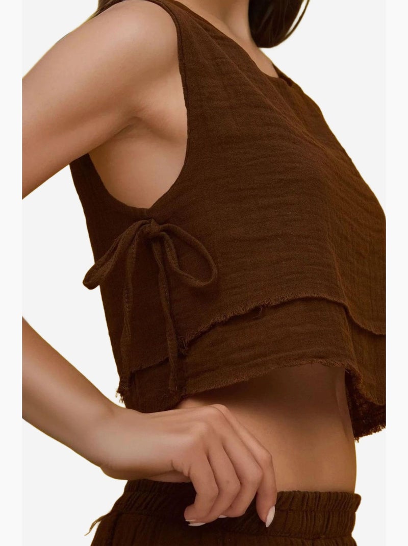 Conjunto em musselina com saia de cintura elástica e blusa com detalhe de atar na lateral hiccup Castanho-escuro - Kiabi