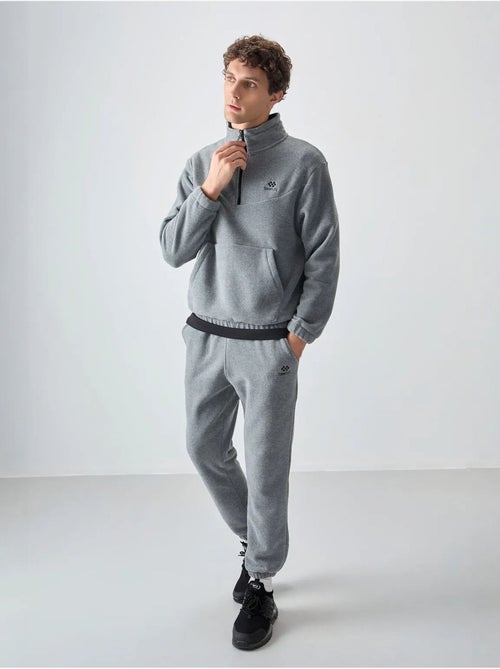 Conjunto masculino de sweatshirt e calças em poliéster tommy - Kiabi Conjunto masculino de sweatshirt e calças em poliéster tommy - Kiabi
