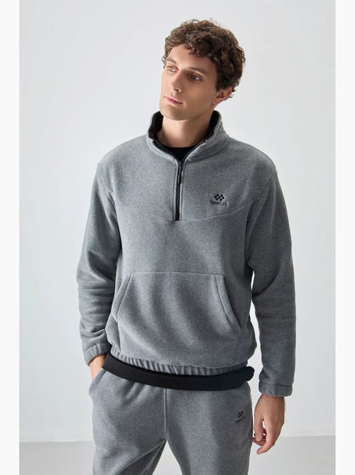 Conjunto masculino de sweatshirt e calças em poliéster tommy - Kiabi Conjunto masculino de sweatshirt e calças em poliéster tommy - Kiabi