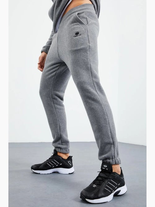 Conjunto masculino de sweatshirt e calças em poliéster tommy - Kiabi Conjunto masculino de sweatshirt e calças em poliéster tommy - Kiabi