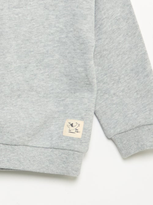 Conjunto sweatshirt + calças de jogging + t-shirt - 3 peças - Kiabi Conjunto sweatshirt + calças de jogging + t-shirt - 3 peças - Kiabi