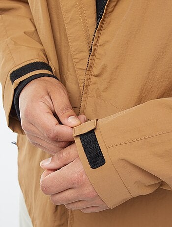 Corta-vento impermeável com capuz com mangas amovíveis