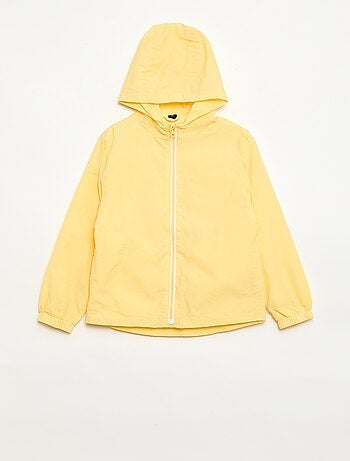 Corta-vento liso que se guarda no capuz