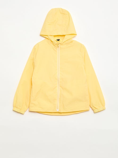 Corta-vento liso que se guarda no capuz - Kiabi