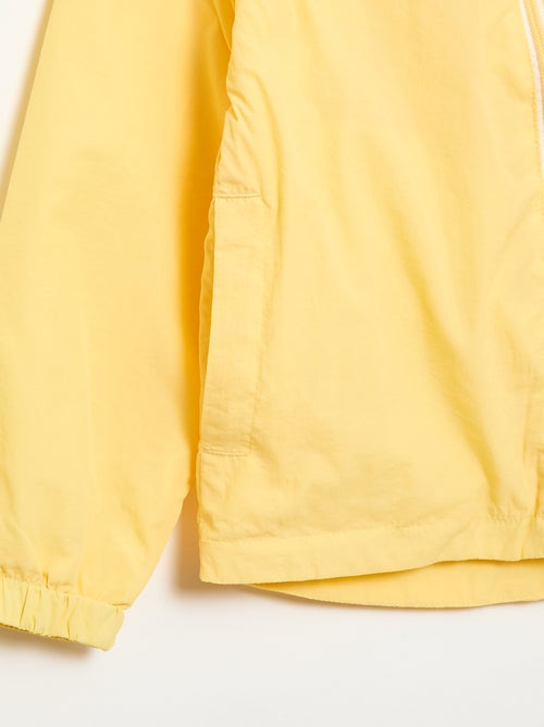 Corta-vento liso que se guarda no capuz - Kiabi