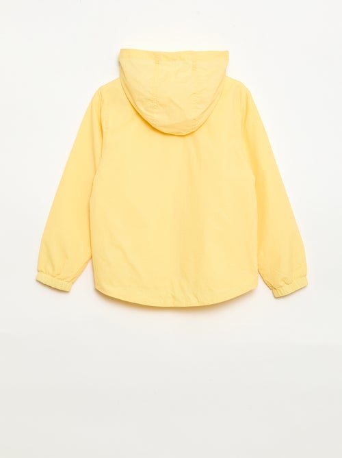 Corta-vento liso que se guarda no capuz - Kiabi