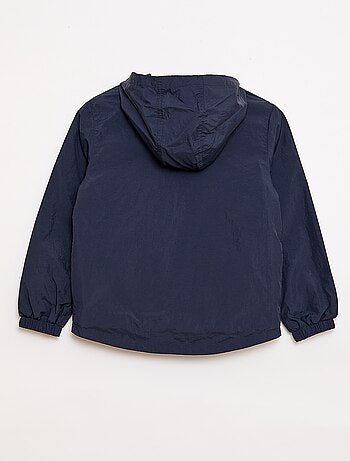 Corta-vento liso que se guarda no capuz