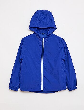 Corta-vento liso que se guarda no capuz