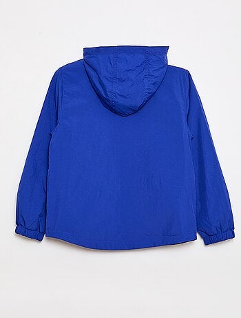 Corta-vento liso que se guarda no capuz