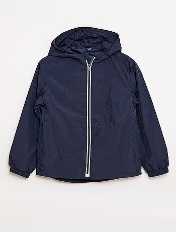 Corta-vento liso que se guarda no capuz