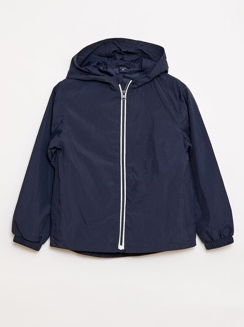 Corta-vento liso que se guarda no capuz - Kiabi