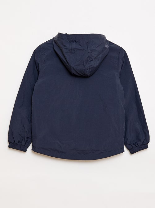 Corta-vento liso que se guarda no capuz - Kiabi