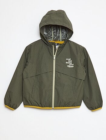 Corta-vento repelente de água com capuz