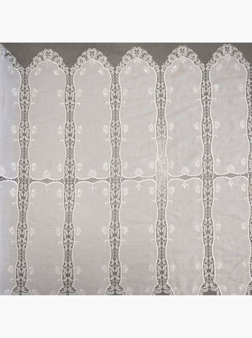 Cortina de ventilação com aberturas e macramé com motivos florais - Kiabi