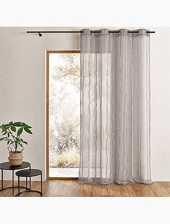 Cortina transparente com finas riscas verticais brilhantes