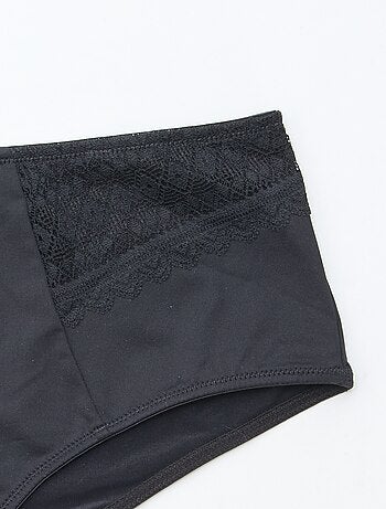 Cueca acetinada com renda