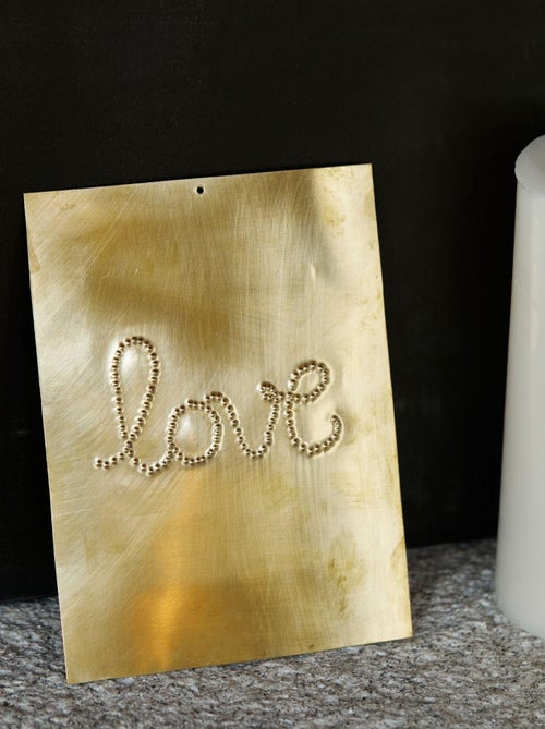 Decoração de parede love em latão martelado - Kiabi