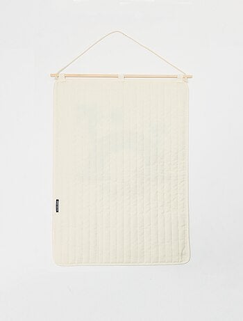 Decoração mural com bolsas de arrumação