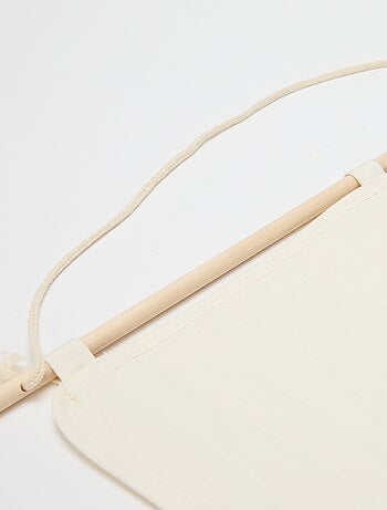 Decoração mural com bolsas de arrumação