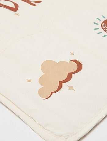 Decoração mural com bolsas de arrumação