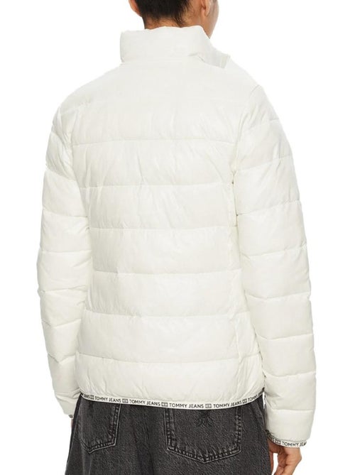 Doudoune Branca Essencial Tommy Hilfiger para Mulher - Kiabi Doudoune Branca Essencial Tommy Hilfiger para Mulher - Kiabi