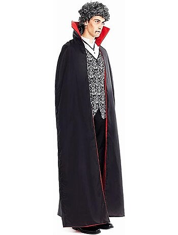 Fantasia clássica de Drácula com capa.