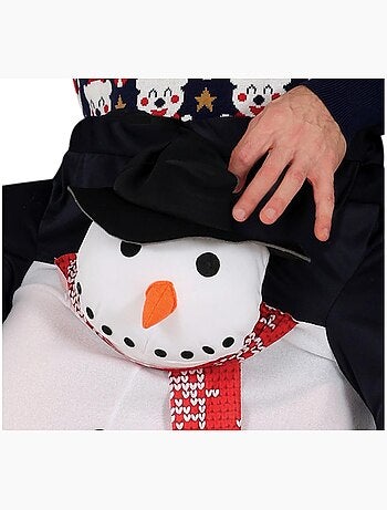 Fantasia de boneco de neve montando um boneco de neve