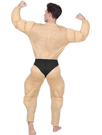 Fantasia de fisiculturista musculoso com shorts