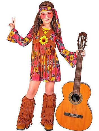 Fantasia hippie floral com franjas.