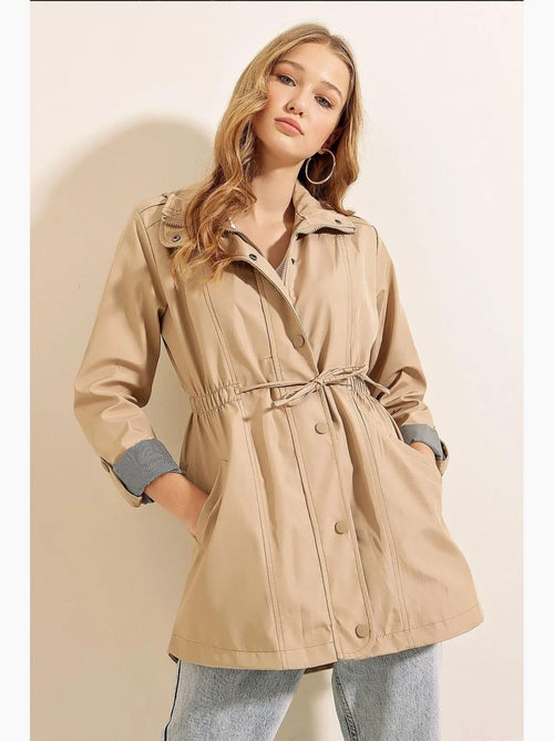 Gabardina em tecido com cintura de cordão e punhos dobráveis bdart - Kiabi Gabardina em tecido com cintura de cordão e punhos dobráveis bdart - Kiabi