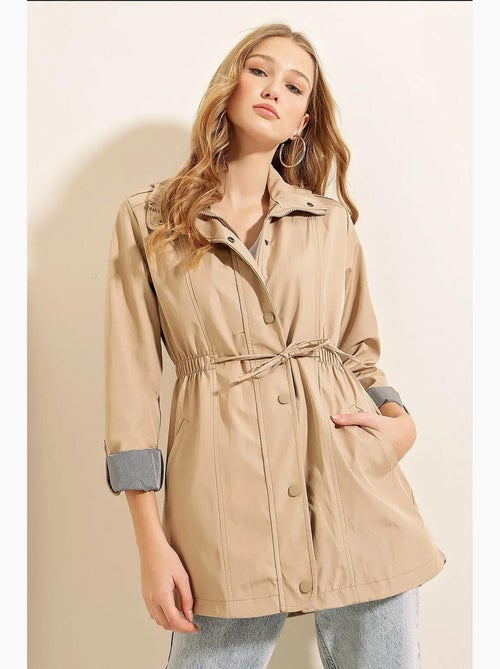 Gabardina em tecido com cintura de cordão e punhos dobráveis bdart - Kiabi Gabardina em tecido com cintura de cordão e punhos dobráveis bdart - Kiabi