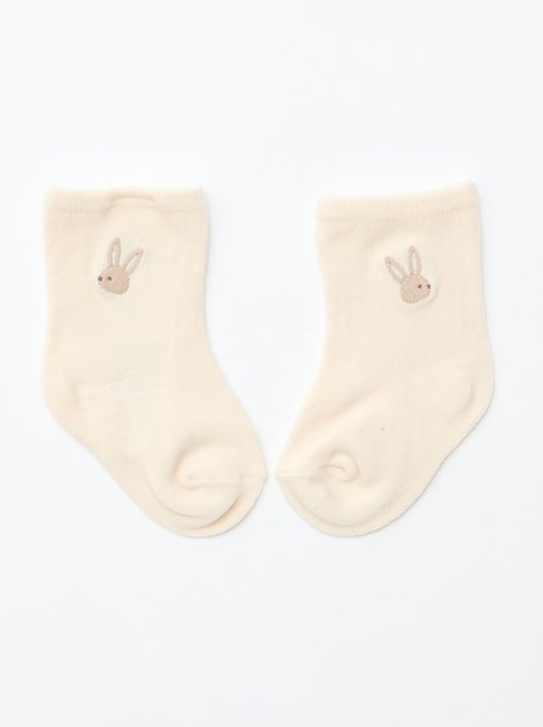 GIFTBOX jardineira comprida em tricô + body + fralda de musselina dupla + meias - Kiabi