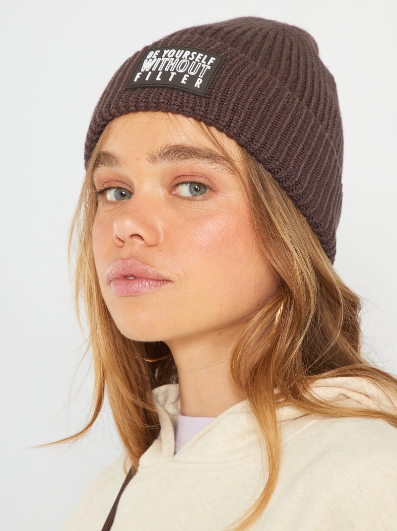 Gorro canelado com estampa inscrição Castanho - Kiabi
