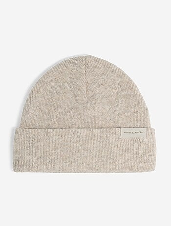 Gorro com etiqueta à frente