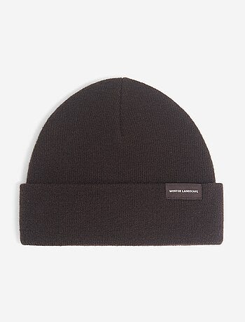Gorro com etiqueta à frente