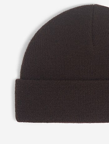 Gorro com etiqueta à frente
