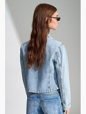 Jaqueta jeans cropped com gola mandarim dilvin