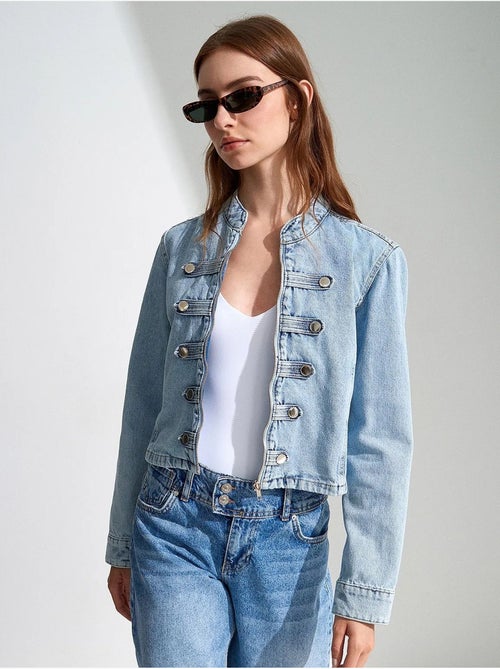Jaqueta jeans cropped com gola mandarim dilvin - Kiabi Jaqueta jeans cropped com gola mandarim dilvin - Kiabi