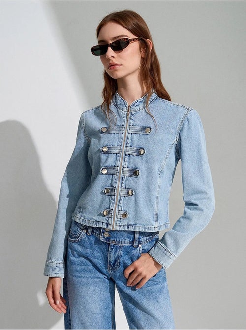 Jaqueta jeans cropped com gola mandarim dilvin - Kiabi Jaqueta jeans cropped com gola mandarim dilvin - Kiabi