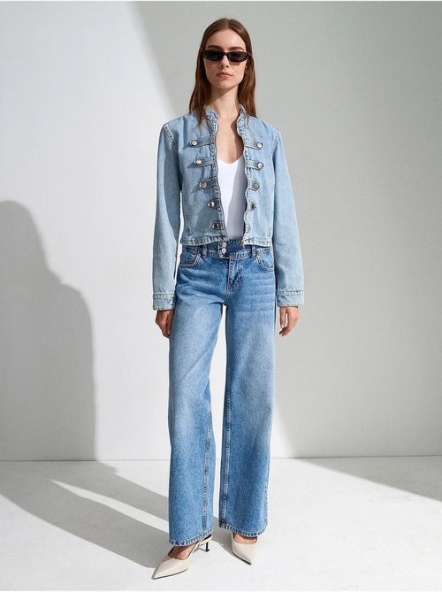 Jaqueta jeans cropped com gola mandarim dilvin - Kiabi Jaqueta jeans cropped com gola mandarim dilvin - Kiabi