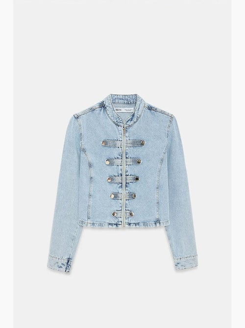 Jaqueta jeans cropped com gola mandarim dilvin - Kiabi Jaqueta jeans cropped com gola mandarim dilvin - Kiabi