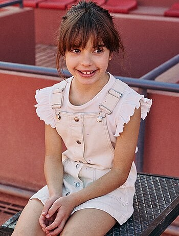 Jardineira curta com flores bordadas