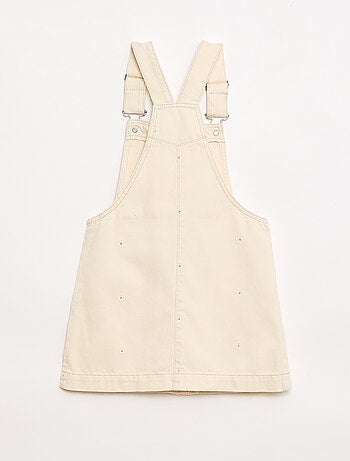 Jardineira curta com flores bordadas