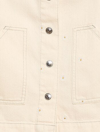 Jardineira curta com flores bordadas