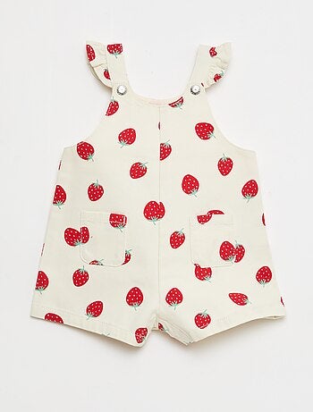 Jardineira curta em sarja com estampado de 'morangos'