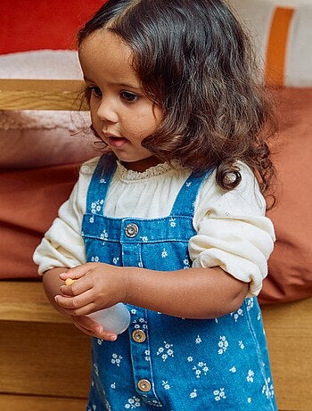 Jardineira de ganga com flores