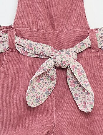 Jardineiras compridas em sarja com cinto em gaze de algodão