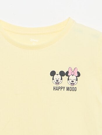 Jardineiras de ganga e t-shirt